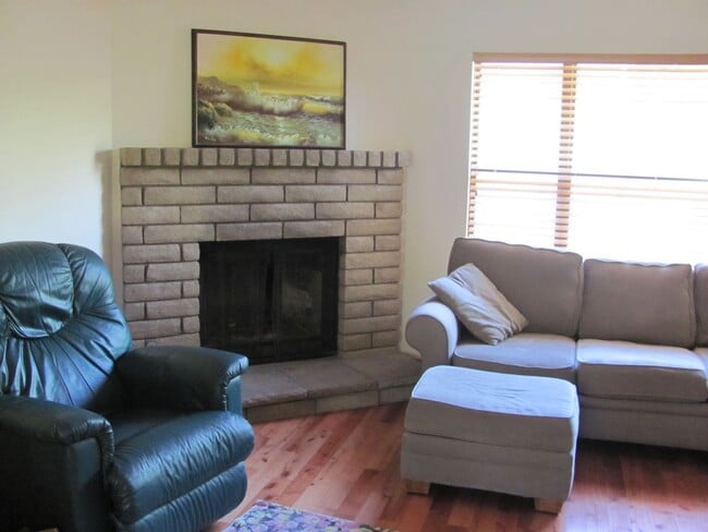 Building Photo - King Courts Condo! Backs to the Park! Bloc...