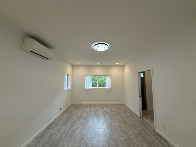 Building Photo - Charming 1-Bedroom, 2-Bathroom Cottage in ...