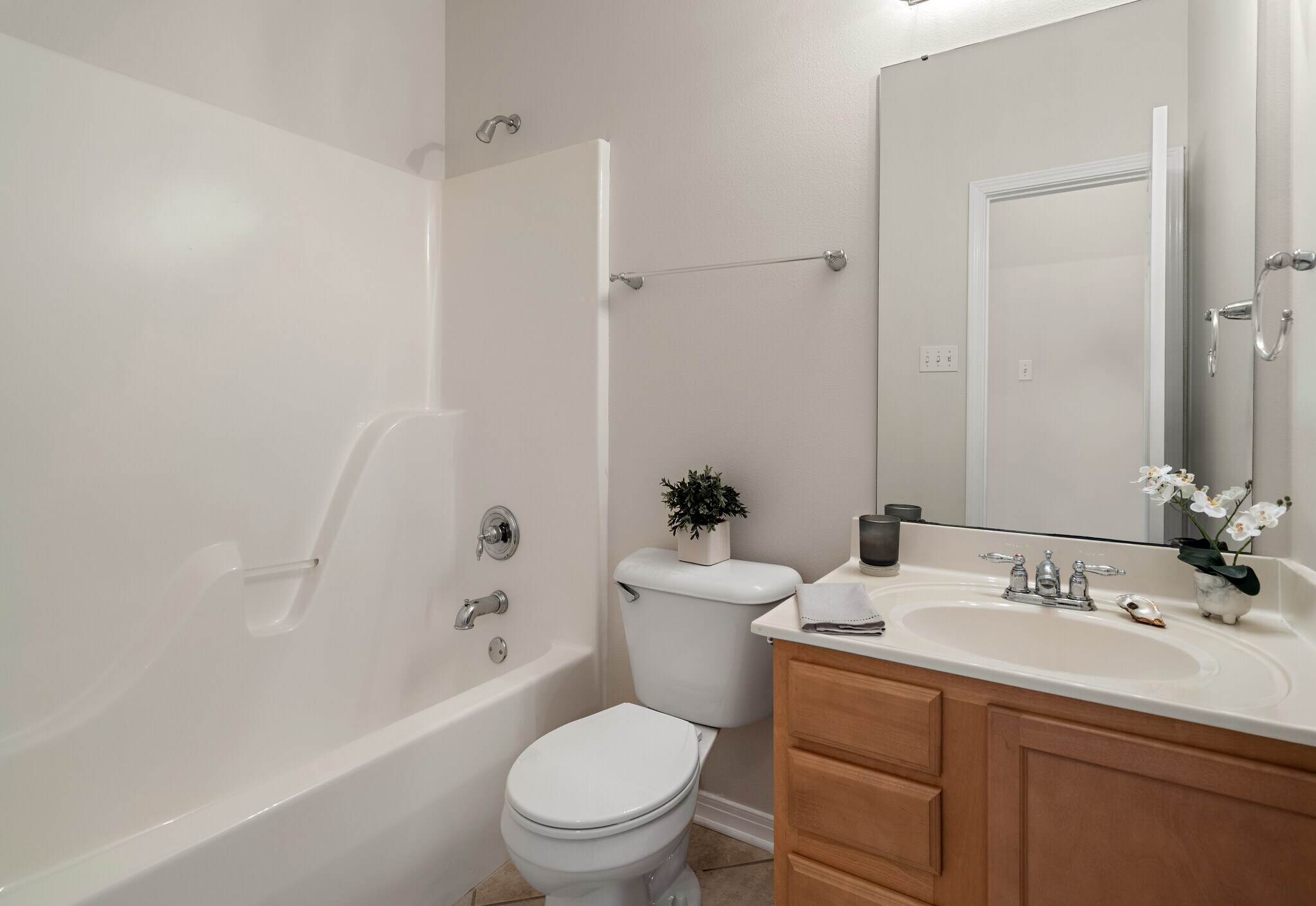 Hall Bath - 2084 Dundee Loop N
