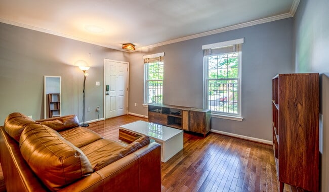 Building Photo - Comfortable Condo Living in Convenient Alexandria Location