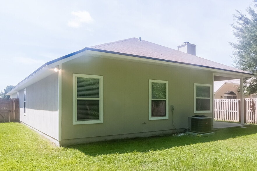 Building Photo - 3423 Brahma Bull Cir N