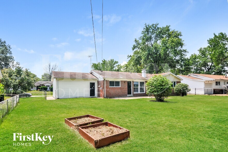 Building Photo - 2415 Greenbriar Dr