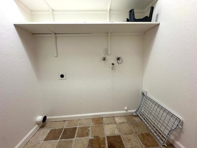 Building Photo - Conveniently located condo in Modesto