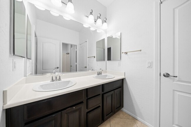 Building Photo - Well-Maintained 4-Bed, 3-Bath Home in Gated Community