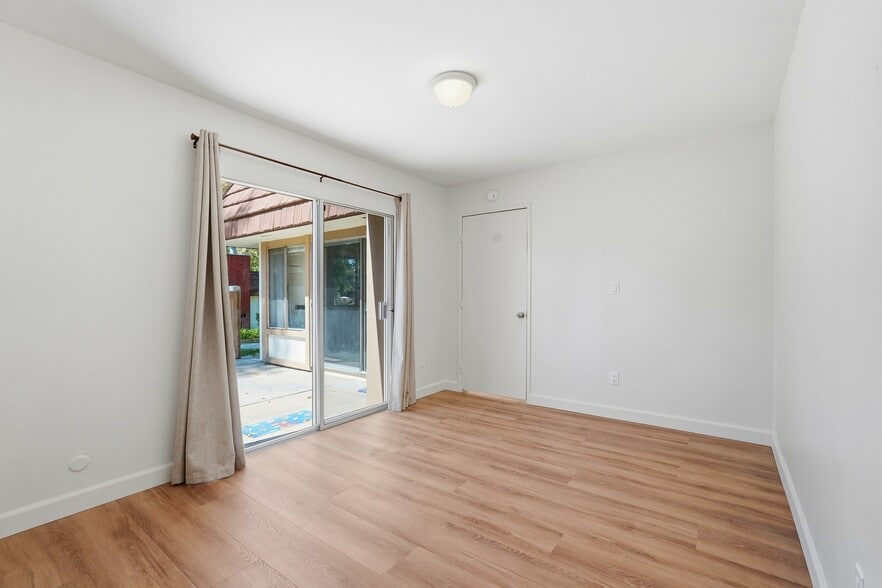 Building Photo - 10432 Larwin Ave