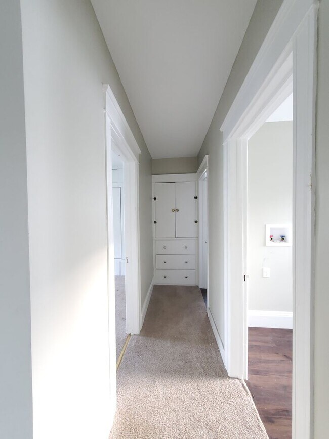 Building Photo - Well updated 3br with full laundry  Huge g...