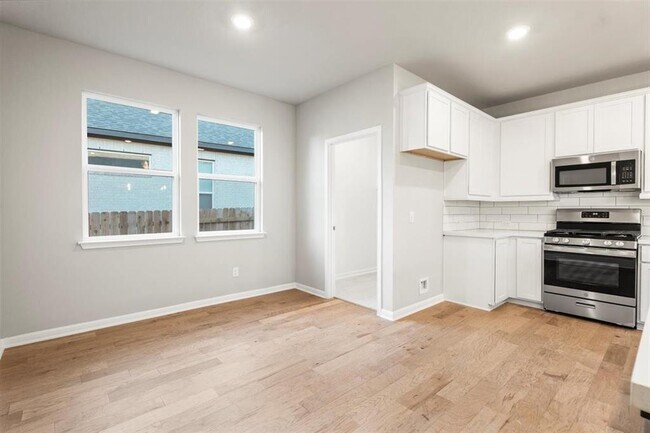 Building Photo - 204 Grn Knl Ln
