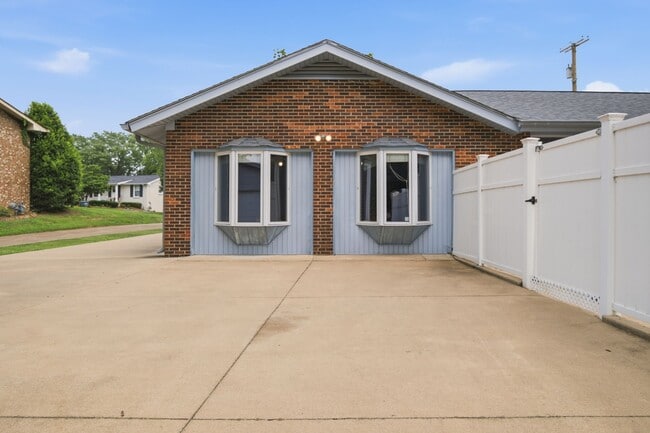 Building Photo - 4812 Sierra Dr