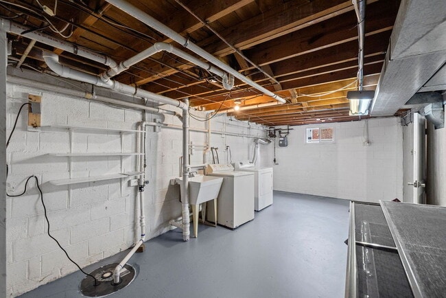 Building Photo - Rare Garage, Fully Fenced, and Steps to Me...