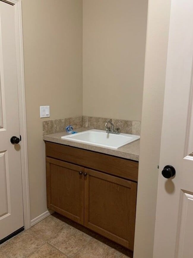 Building Photo - 3 bd. 2 bath Rambler Available November 10!