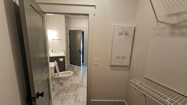 Building Photo - Simple & Stylish 1BR, 1BA Home