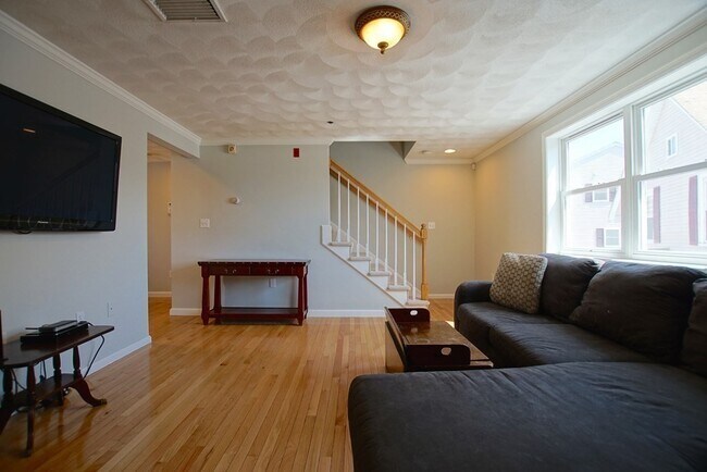 Building Photo - 13 Endicott St