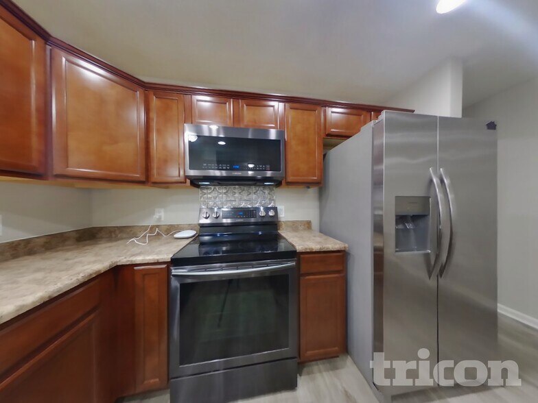 Building Photo - 11491 N Creekside Dr
