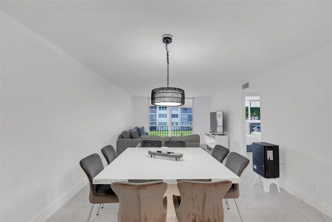 Building Photo - 8911 S Hollybrook Blvd