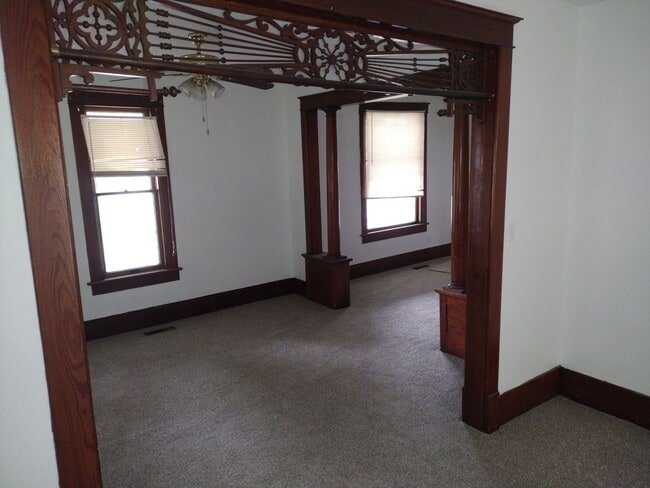 Building Photo - MAIN FLOOR LARGE APARTMENT