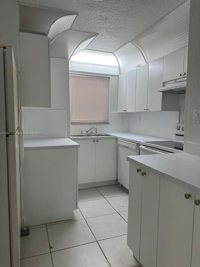 Building Photo - 8870 Fontainebleau Blvd
