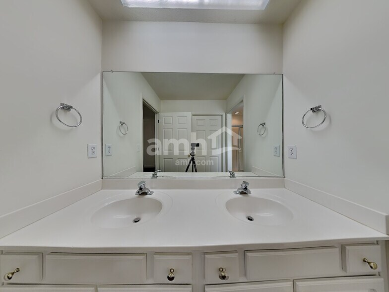 Building Photo - 105 Bristol View Cir