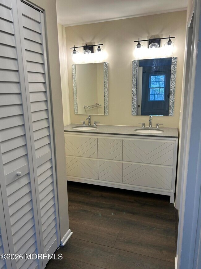 Building Photo - 1021 Waters Edge Dr