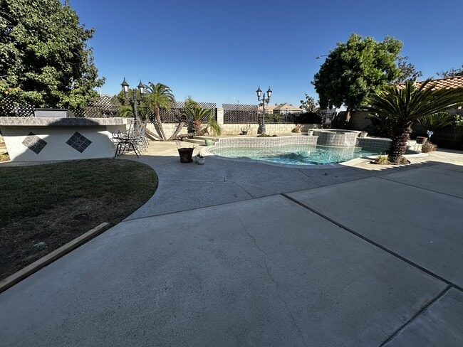 Building Photo - 8704 Mesa Oak Dr