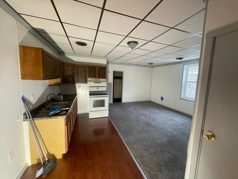 Building Photo - 410 W 5th Ave