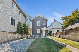 Building Photo - 233 E 19th Ave