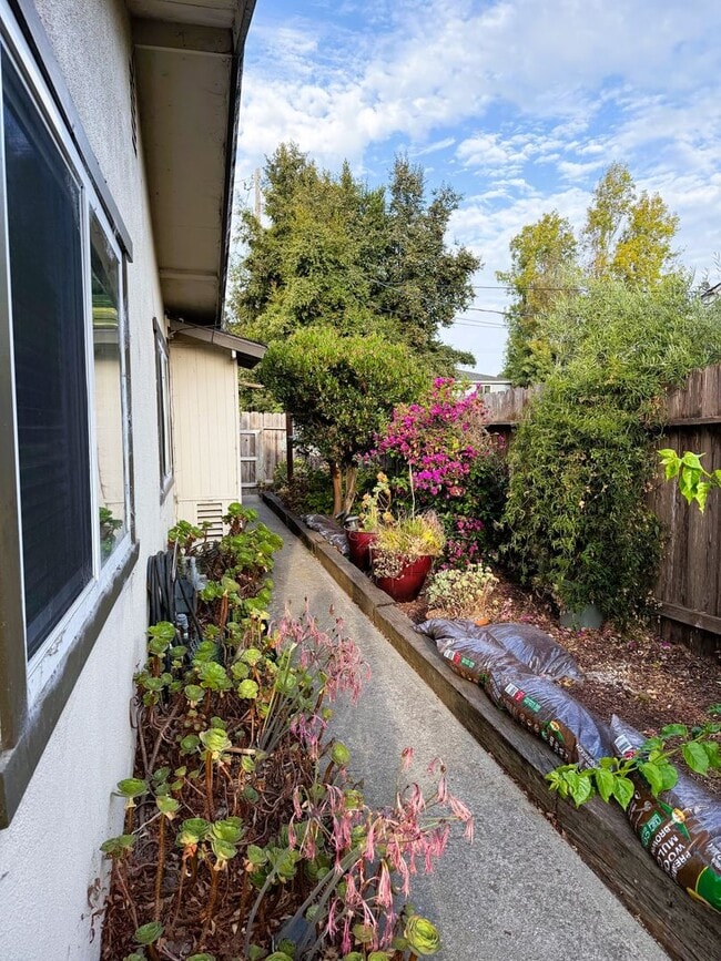 Building Photo - Delightful Home with Fenced Yard Great Cul...