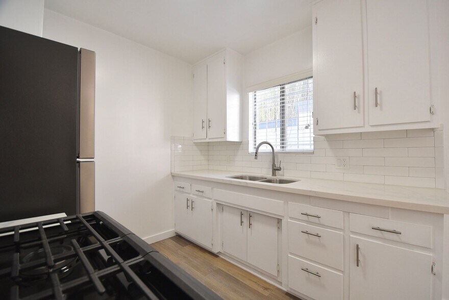 Building Photo - 6152 Woodman Ave