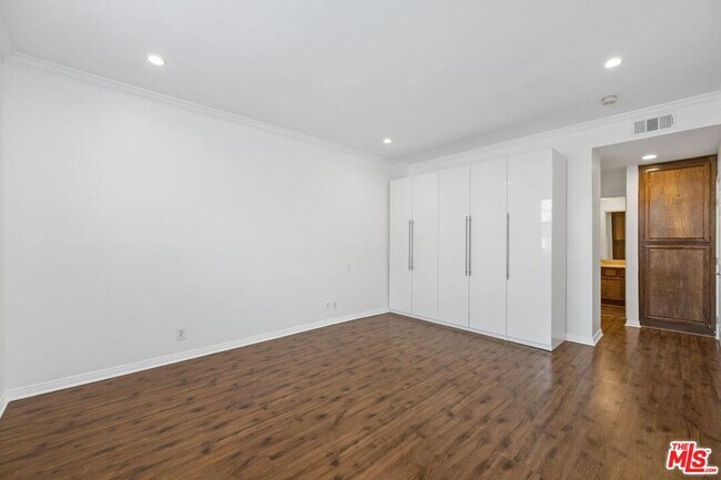 Building Photo - 2031 S Bentley Ave