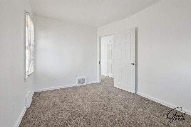 Building Photo - $1095 3 bedroom bungalow