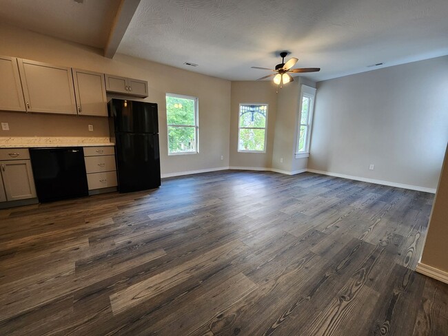 Building Photo - Spacious 2-Bedroom, 1-Bathroom Home AVAILABLE NOW!!