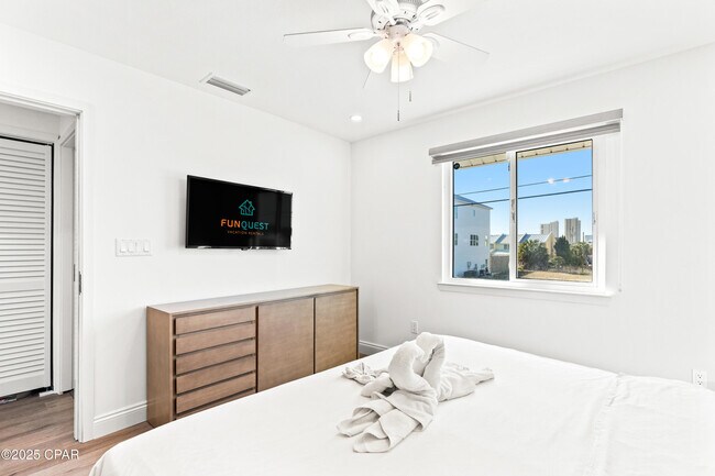 Building Photo - 8115 Thomas Dr