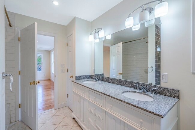 Building Photo - 2 Manchester Pl