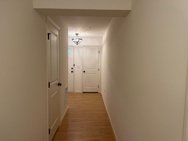 Building Photo - Stunning 3 Bedroom 2.5 Bathroom