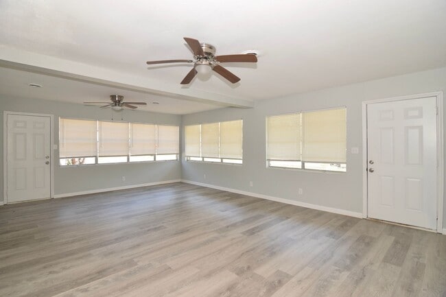 Building Photo - Don't miss this 3-bedroom, 2-bath home that is available now!