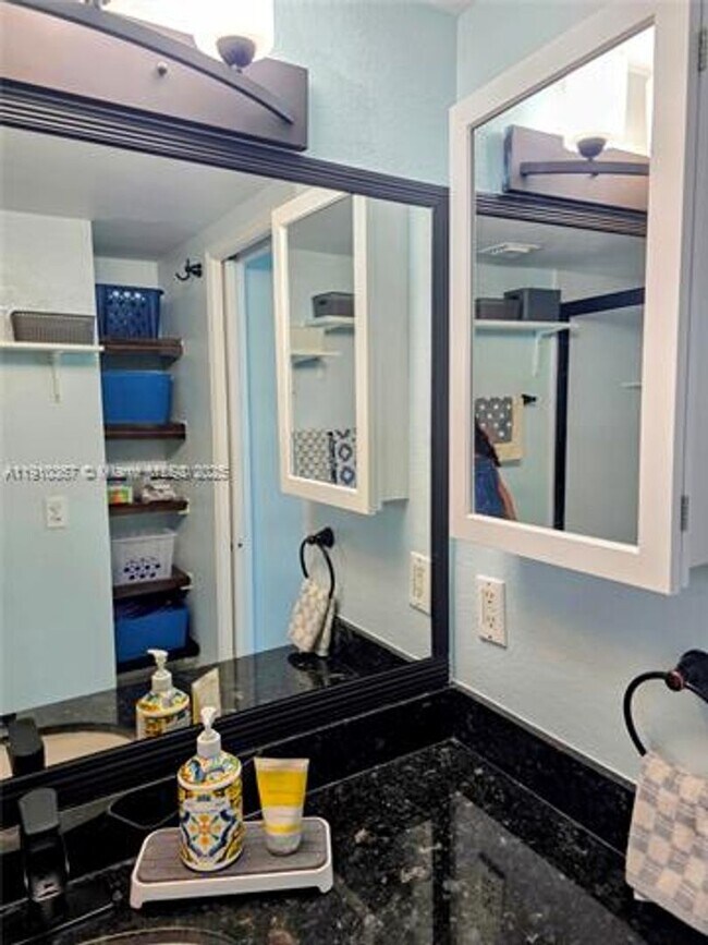 Building Photo - 1625 Kennedy Cswy