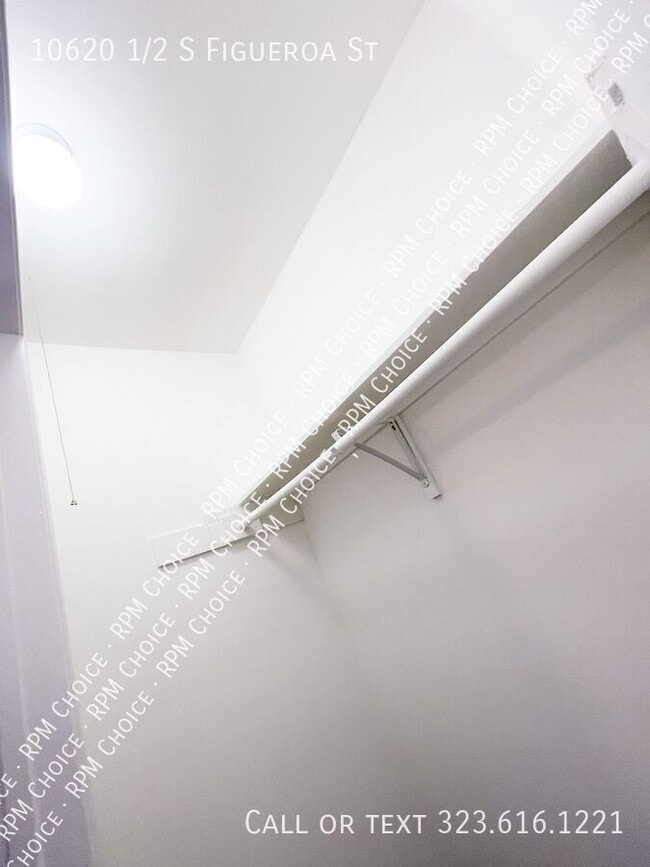 Building Photo - 10620 1/2 S Figueroa St-