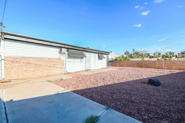 Building Photo - 307 Regina Way