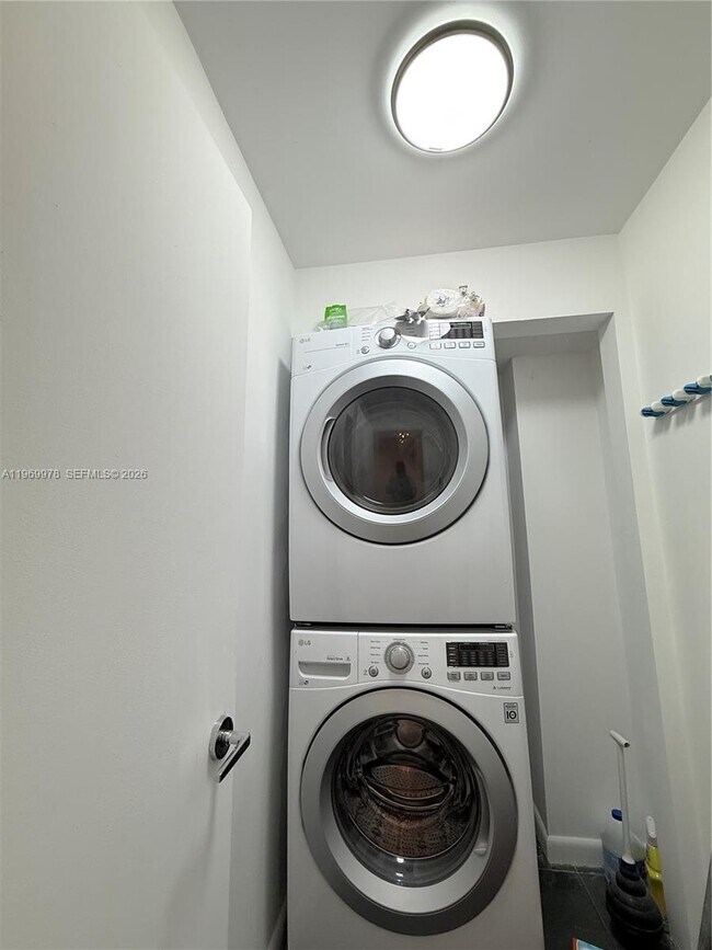 Building Photo - 801 N Venetian Dr