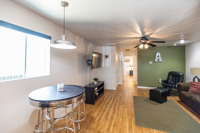 Building Photo - 800 Sherwood Dr