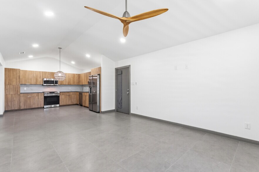 Building Photo - 1400 Hibiscus Ave