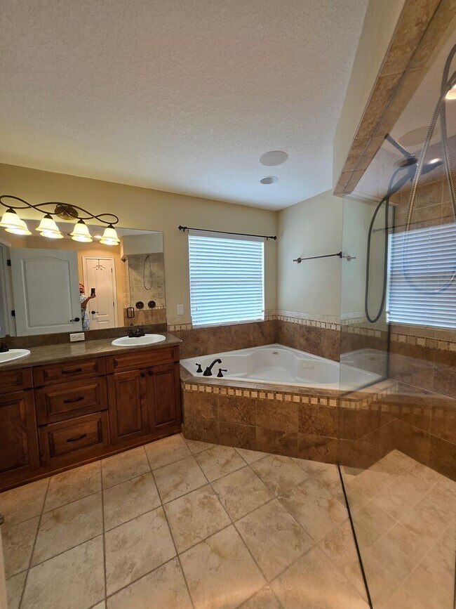 Building Photo - Gorgeous 4-Bedroom Home with Office, Pool,...