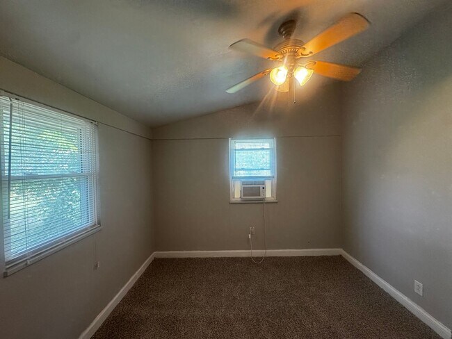 Building Photo - 313 S Birchlane Dr