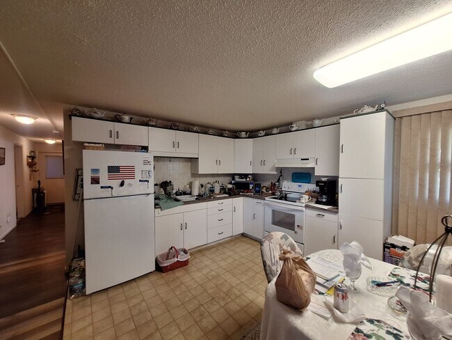 Building Photo - LARGE 3 Bedroom Apartment - AVAILABLE SEPTEMBER