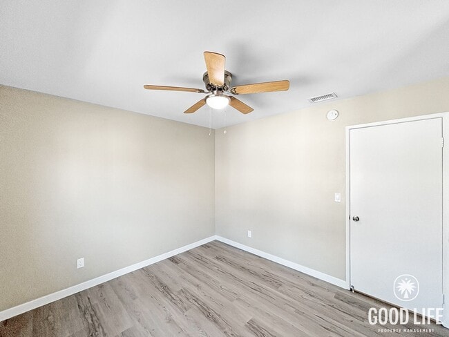 Building Photo - Stunning 3BD/2BA 2nd Floor Condo in Chula Vista W/ A/C, W/D, 2 Balconies, Community Pool & Spa!