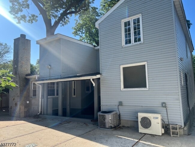 Building Photo - 156 E Linden Ave