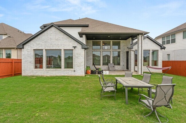 Building Photo - 372 Hollister Dr