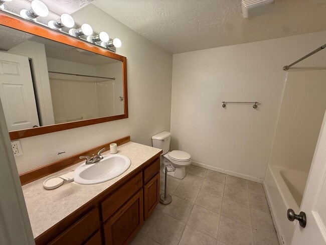 Building Photo - Spacious 4 Bed 3.5 Bath Home in Frenchtown!