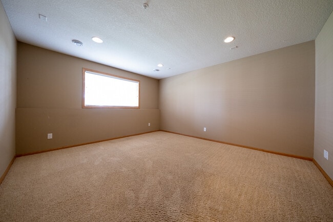 Building Photo - 9585 Madison Dr