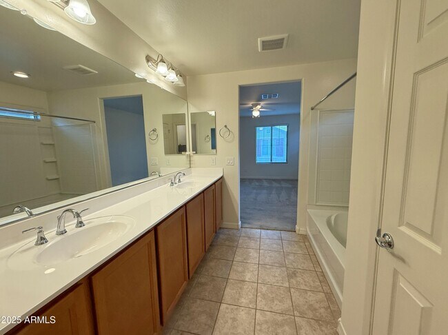 Building Photo - 3916 S 58th Ln