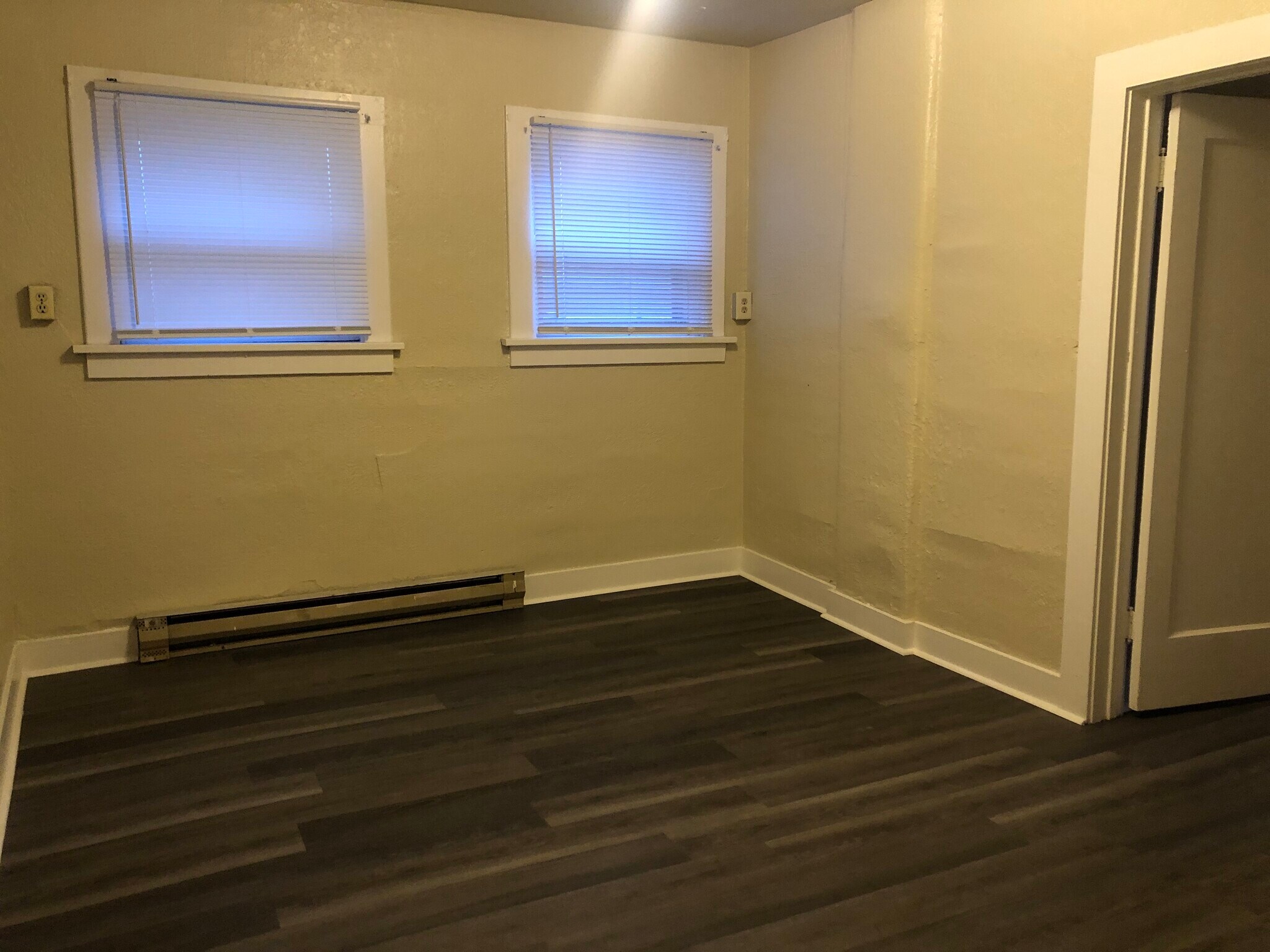 Building Photo - 715 NE Maple St